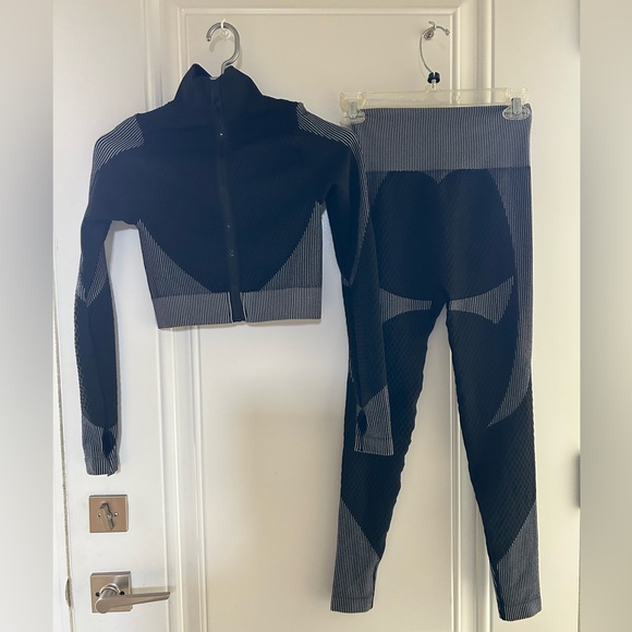 Chinese brand 2 piece-set Black/ White/Grey Crop Top & Legging - Size Small - Picture 5 of 5